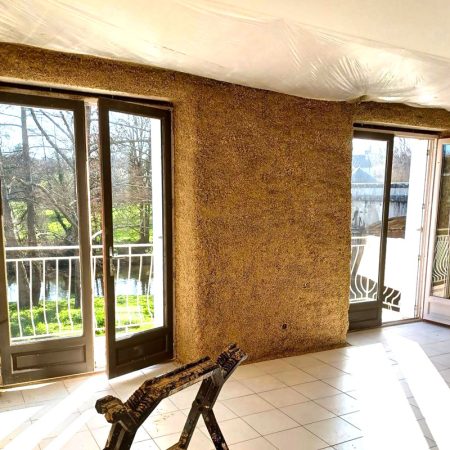 Mur de maison qui a été isolé avec du beton de chanvre