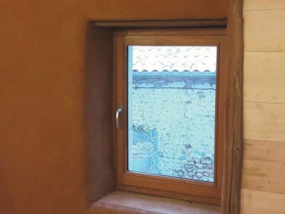 La projection de chaux-chanvre permet d’isoler efficacement un bâtiment, mais encore faut-il choisir la bonne stratégie.